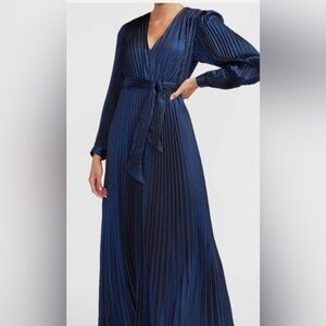 NWT Express long sleeve dress cut below bust zipper in the back size S